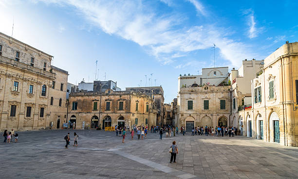 piazza del duomo quadrado em lecce - baroque style lecce italy puglia imagens e fotografias de stock