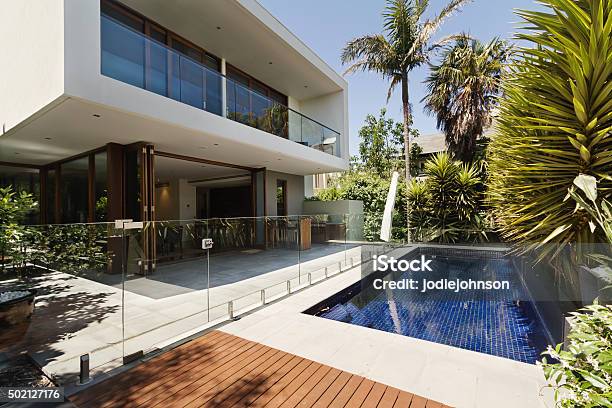 Photo libre de droit de Jardin Arrière Dune Maison Australienne Contemporaine Avec Piscine banque d'images et plus d'images libres de droit de Maison