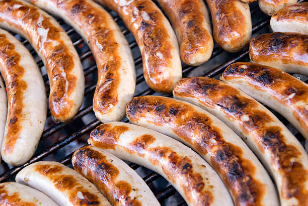 barbacoa salchichas - sausage bratwurst barbecue grill barbecue fotografías e imágenes de stock