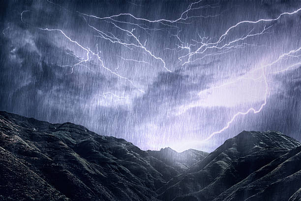mutter natur geben dir ihre rage - valley storm thunderstorm mountain stock-fotos und bilder