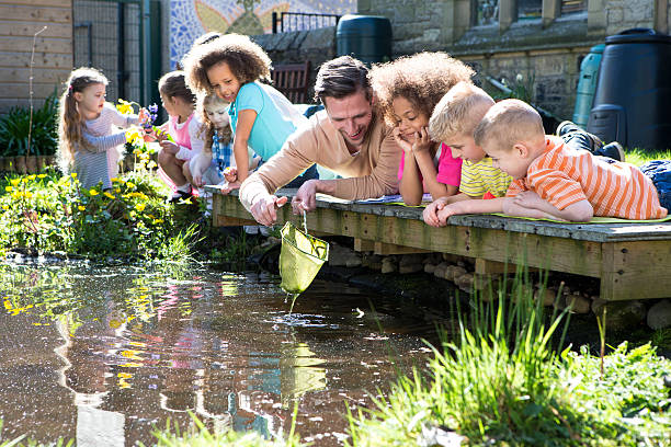 cours en plein air sur la vie animale des eaux stagnantes - science education school offspring photos et images de collection