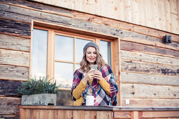 il est temps pour les réseaux sociaux - telephone cabin photos et images de collection