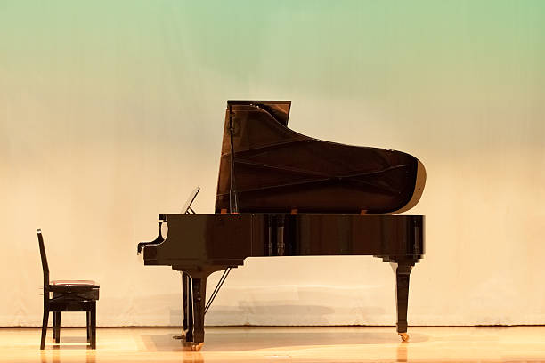 piano wating para la apertura de un concierto en etapa de madera - musical note sheet music music opera fotografías e imágenes de stock