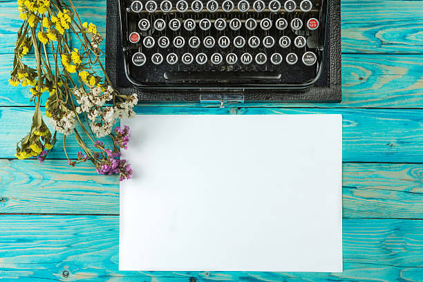 alte schreibmaschine und ein leeres blatt papier - typewriter storytelling fairy tale book stock-fotos und bilder