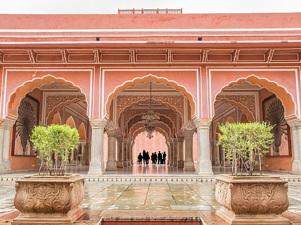 chandra mahal nel palácio de jaipur, índia, - jaipur city palace imagens e fotografias de stock