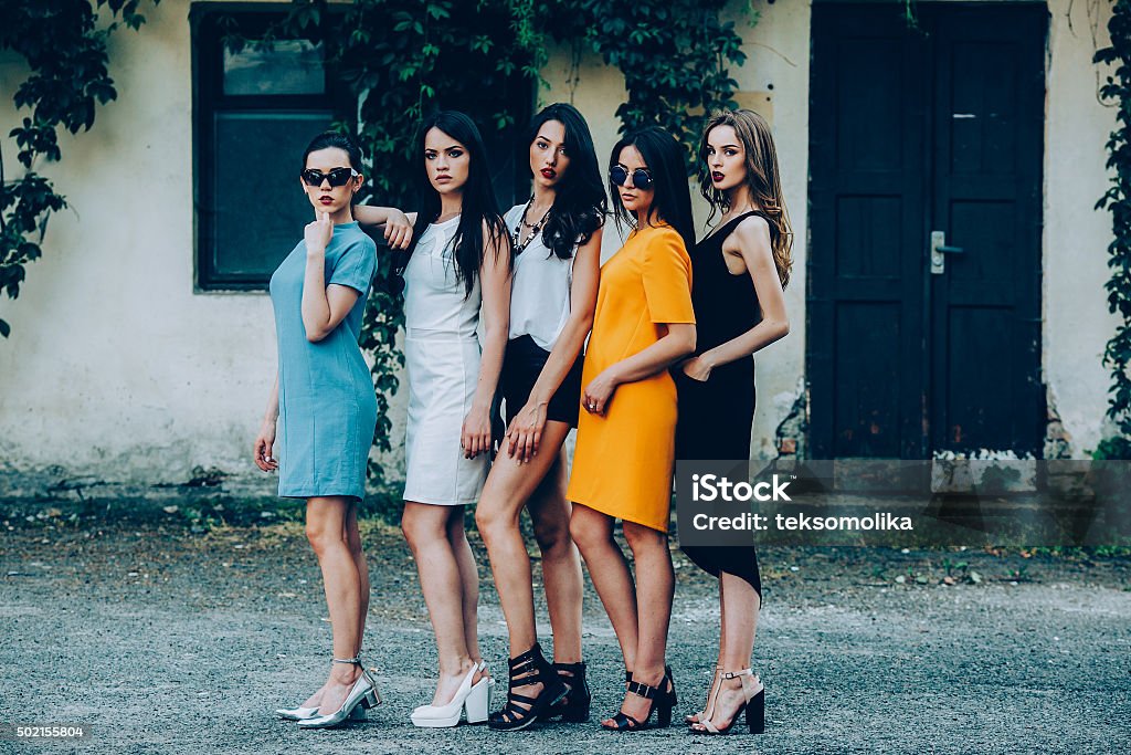 Cinco Hermosas Chicas Jóvenes En Vestidos Foto de stock y más banco de  imágenes de 2015 - 2015, A la moda, Adolescente - iStock