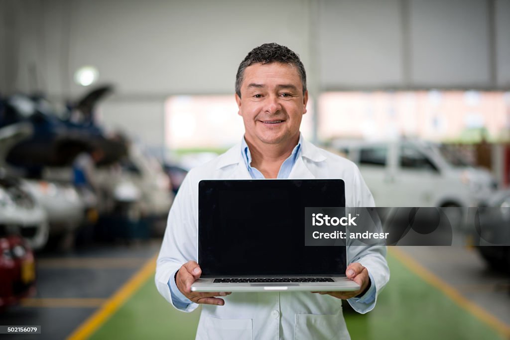 Mechaniker mit laptop - Lizenzfrei Laptop Stock-Foto