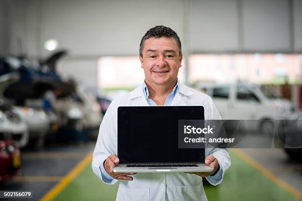 Mechaniker Mit Laptop Stockfoto und mehr Bilder von Laptop - Laptop, Autowerkstatt, Männer