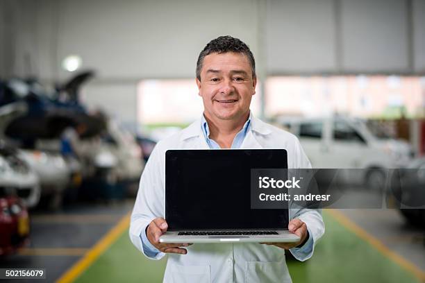 Mechanic With A Laptop - zdjęcia stockowe i więcej obrazów Laptop - Laptop, Warsztat naprawy pojazdów, Mężczyźni