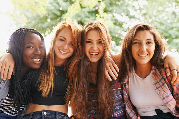 нет ничего особенным, как best friends - beauty teenage girls women in a row стоковые фото и изображения