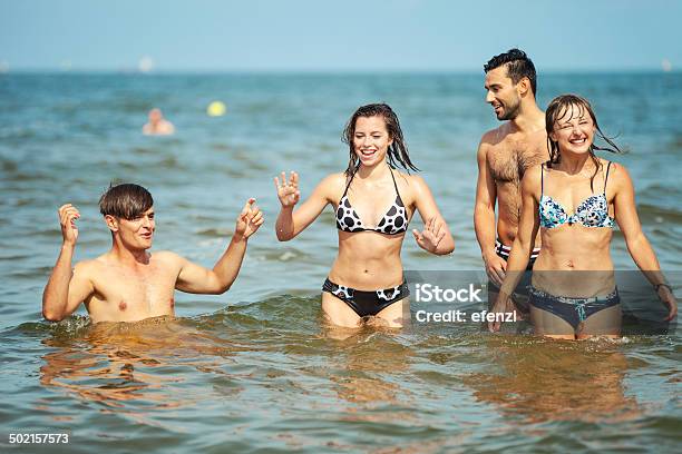 Felici Di Amici Che Giocano In Acqua - Fotografie stock e altre immagini di Acqua - Acqua, Adulto, Allegro