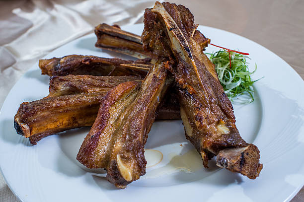 pernil de cordeiro refogado em restaurante - lamb chop shank cooked - fotografias e filmes do acervo