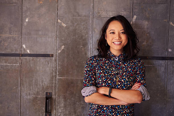 potret desainer wanita berdiri di kantor modern - melihat kamera foto potret stok, foto, & gambar bebas royalti