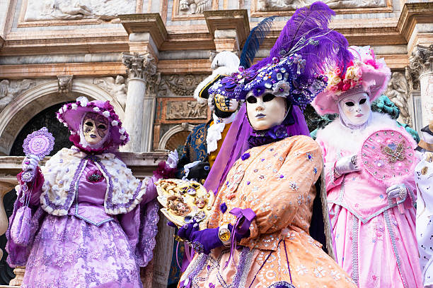 carnevale di venezia modelli in rosa e viola - doges palace palazzo ducale staircase steps foto e immagini stock