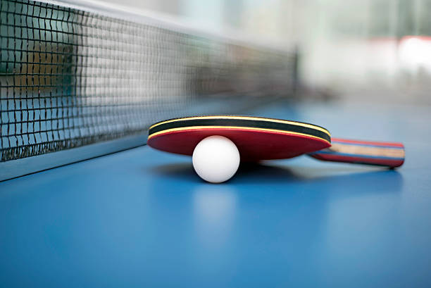 мяч для настольного тенниса и bat - table tennis table стоковые фото и изображения