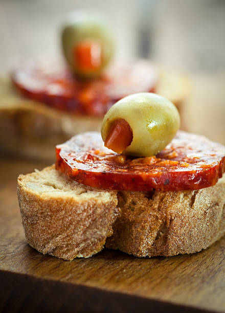 salame piccante e tartine - salami chorizo sausage sopressata foto e immagini stock