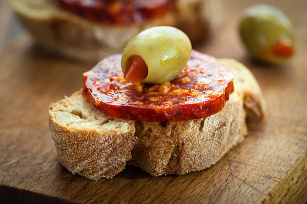 salame piccante e tartine - salami chorizo sausage sopressata foto e immagini stock