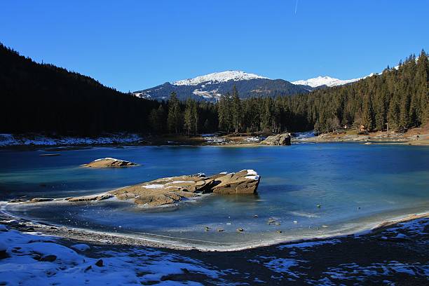 록스 in 냉동상태의 레이브 cauma - landscape laax graubunden canton switzerland 뉴스 사진 이미지