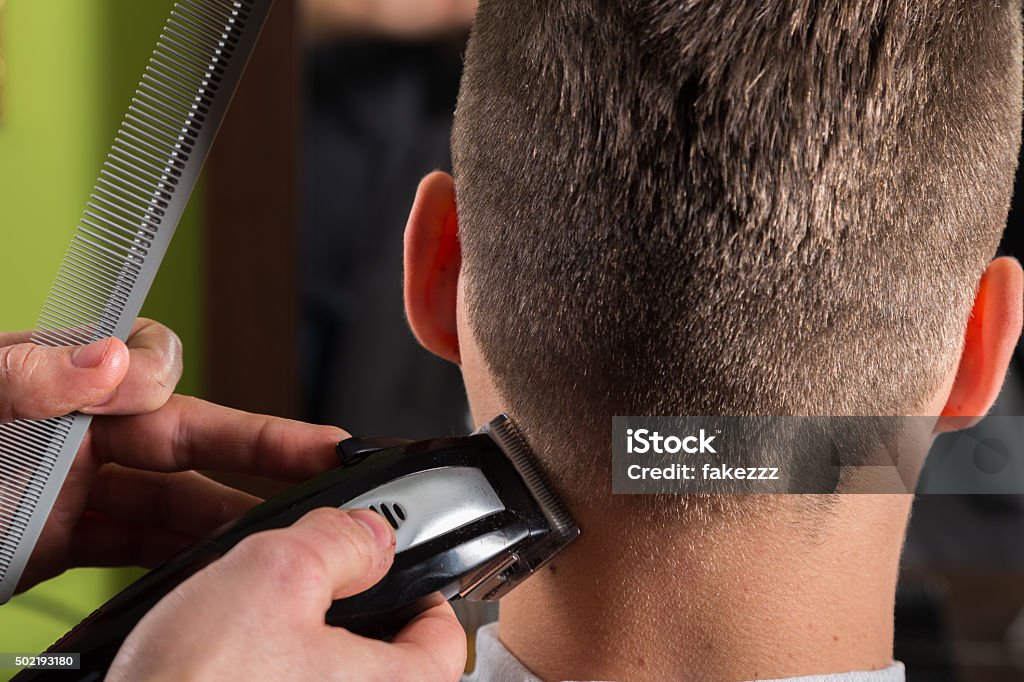 Friseur Schneiden Kunden Haar mit elektrischem hair clipper - Lizenzfrei Männer Stock-Foto