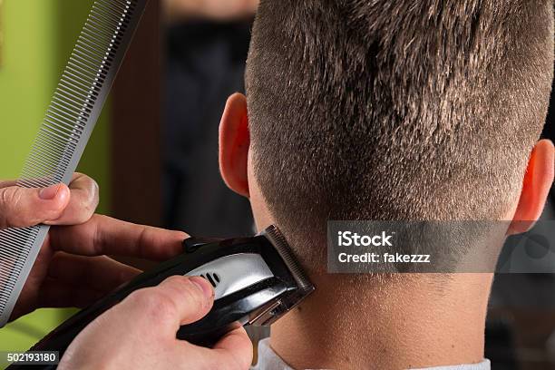 Friseur Schneiden Kunden Haar Mit Elektrischem Hair Clipper Stockfoto und mehr Bilder von Männer