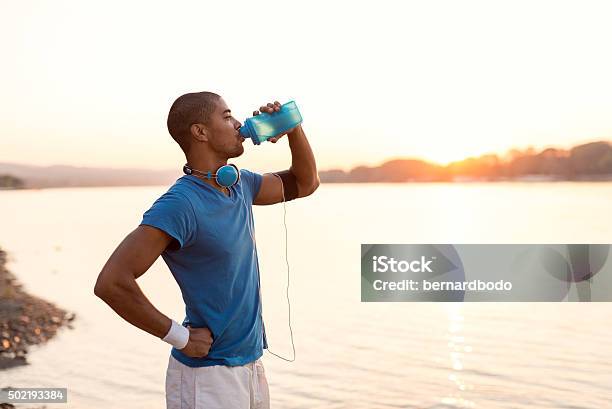 Foto de Parar Para Uma Bebida e mais fotos de stock de Homens - Homens, Água potável, Exercício físico