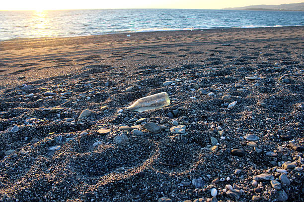 el frasco de vidrio en la playa - republic of ireland sadness household equipment northern europe fotografías e imágenes de stock