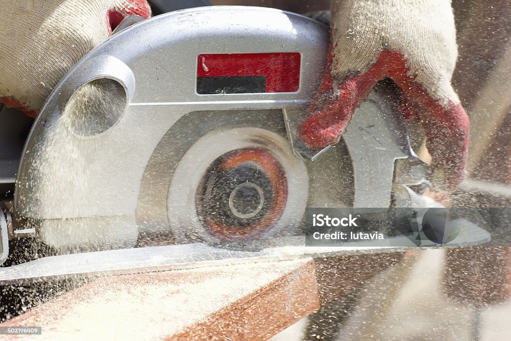 Carpentiere con Sega circolare - Foto stock royalty-free di Attrezzi da lavoro