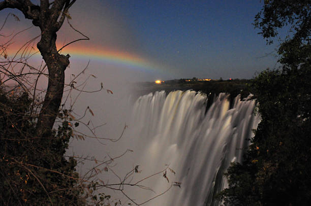 lunar arc-en-ciel - victoria falls waterfall zimbabwe zambia photos et images de collection