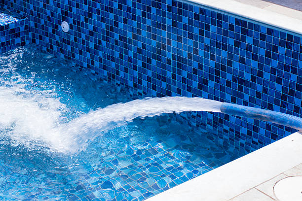 piscina de llenar con agua - filling fotografías e imágenes de stock