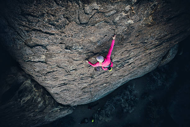 rose éclatant roche de montée d'escaliers - mountain climbing rock climbing adventure incentive photos et images de collection