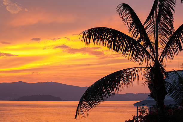 Hermoso atardecer en la playa - foto de stock