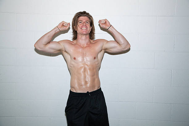 sportowiec - showing off muscular build the human body human muscle zdjęcia i obrazy z banku zdjęć