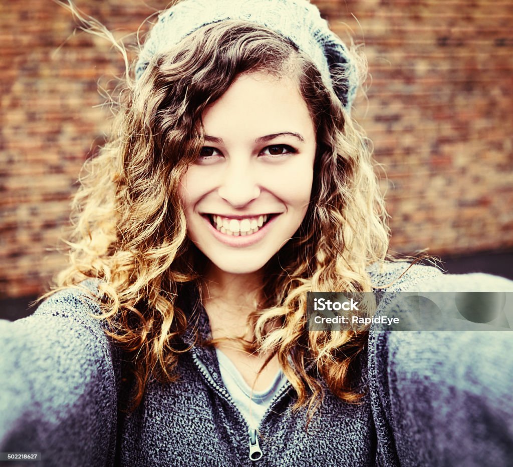Wunderschöne Honig-blonde Junge Frau nimmt Selfies im Freien Lächeln - Lizenzfrei Am Telefon Stock-Foto