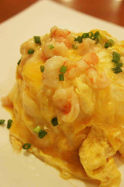 omelette con gamberi - thai cuisine asian cuisine vertical close up foto e immagini stock