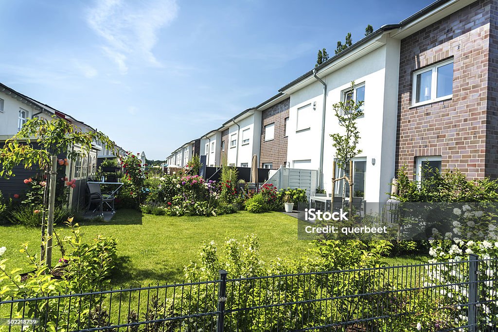 Neue Wohnungen mit Garten - Lizenzfrei Reihenhaus Stock-Foto