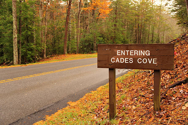 cades cove señal de entrada - great appalachian valley fotografías e imágenes de stock