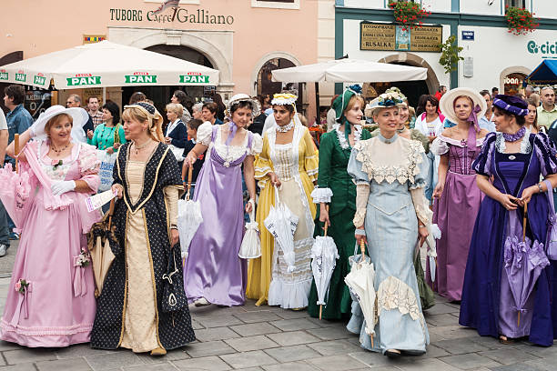 costumed intrattenimento in città durante il festival di varazdin spancirfest - editorial urban scene horizontal people foto e immagini stock