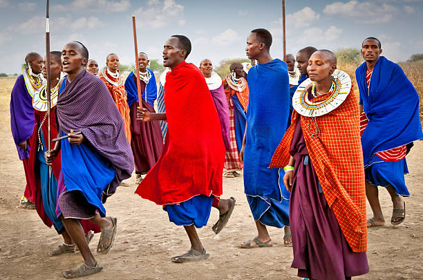 masajowie warriors taniec tradycyjny skoki w kulturalnym ceremony, tanzania. - masai africa dancing african culture zdjęcia i obrazy z banku zdjęć