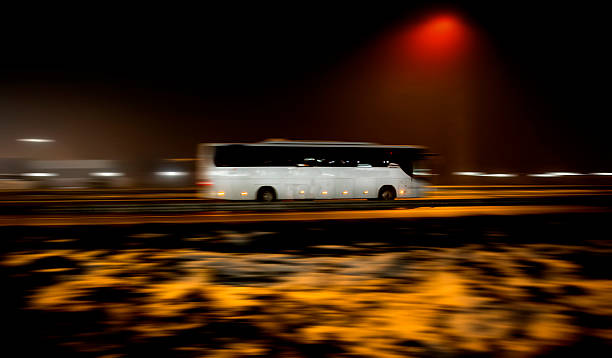 transport en bus - street defocused car road photos et images de collection