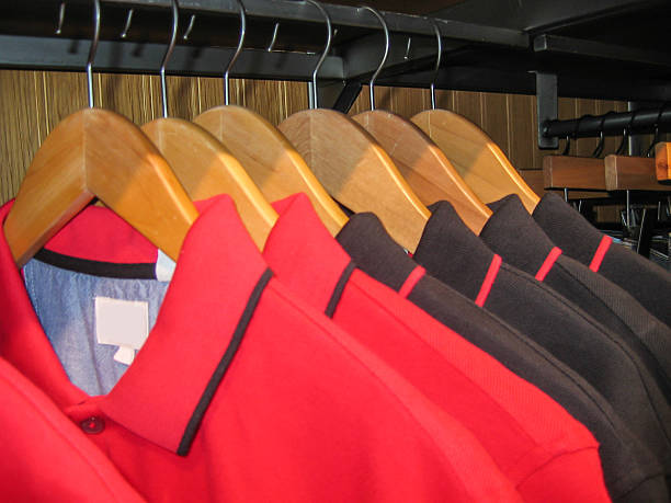 camisa na loja de roupas - polo shirt multi colored clothing variation - fotografias e filmes do acervo