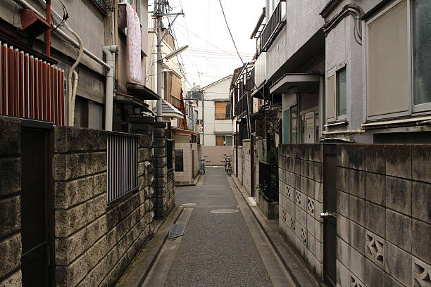 back callejones de tokio sendagi - narrow alley fotografías e imágenes de stock