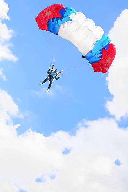 parachutist in aria - skydiving air aerial view vertical foto e immagini stock