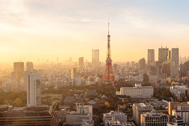 ville de tokyo au coucher du soleil - roppongi hills photos et images de collection