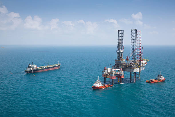 plataforma petrolífera en el mar de perforación de la plataforma de gas - sailing ship industrial ship horizon shipping fotografías e imágenes de stock