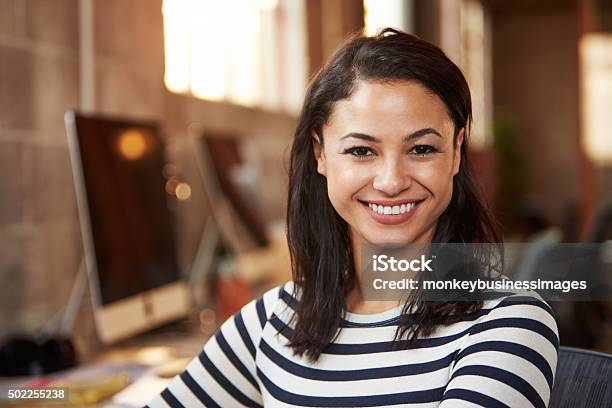 Photo libre de droit de Portrait De Femme Architecte Travaillant Au Bureau En Bureau Moderne banque d'images et plus d'images libres de droit de Femmes