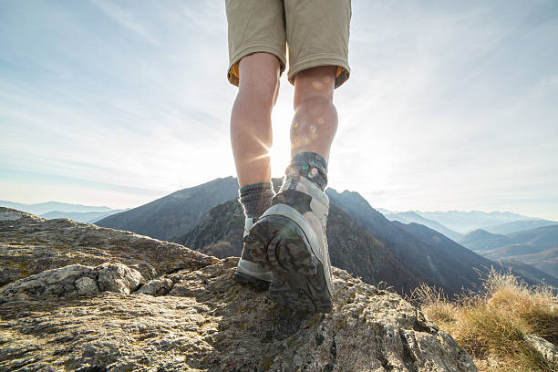 en ridge para excursionistas caminar hacia la luz del sol - switzerland hiking boot outdoor pursuit recreational pursuit fotografías e imágenes de stock