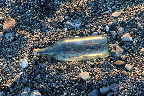el frasco de vidrio en la playa - republic of ireland sadness household equipment northern europe fotografías e imágenes de stock