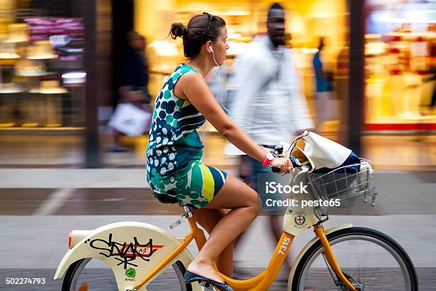 Milano Una Ragazza Su Bike Sharing Immagine A Colori - Fotografie stock e altre immagini di Bike sharing