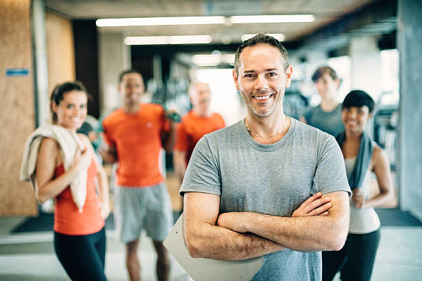 una gran diversidad de personas en el gimnasio - gimnasio escolar fotografías e imágenes de stock