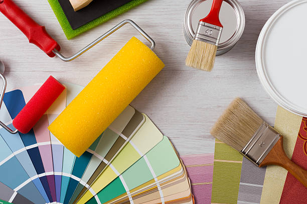 décorateur s table de travail avec outils - painting house house painter repairing photos et images de collection